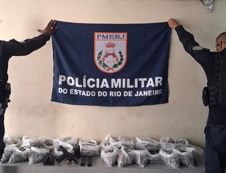 Polícia apreende arma, munições e drogas em São Gonçalo